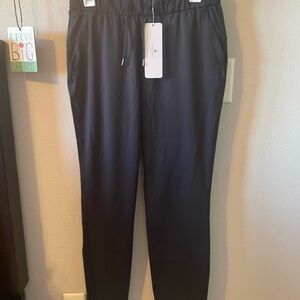 Lightweight stretch pant with pockets